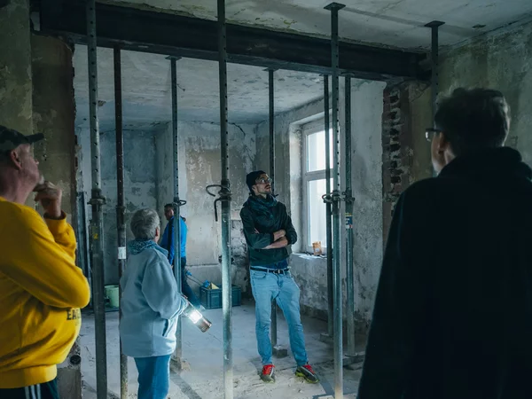 Taschenlampenführung in Baustelle