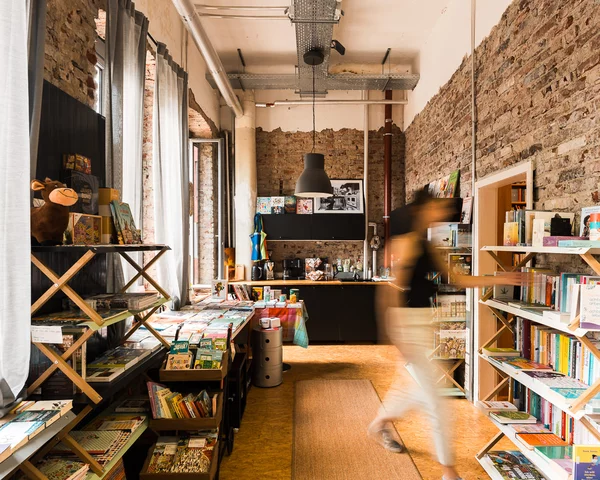 Innenraum Buchhandlung hell, Backsteinwände