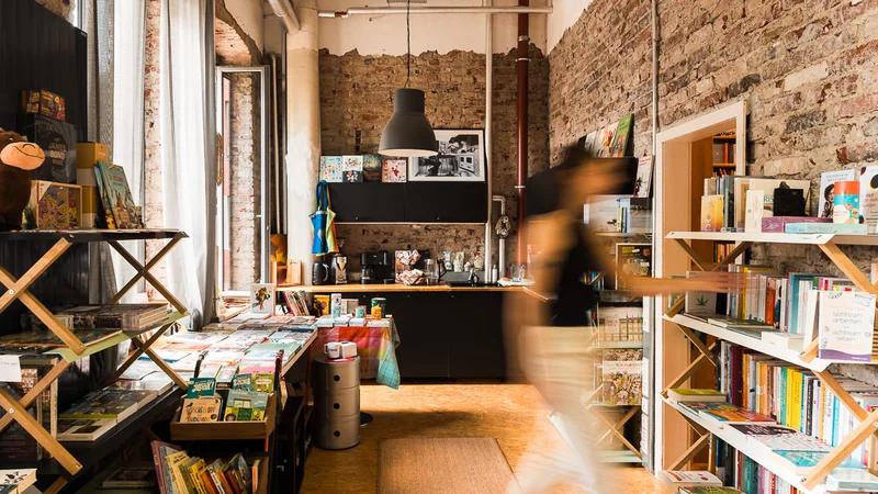 Innenraum Buchhandlung hell, Backsteinwände