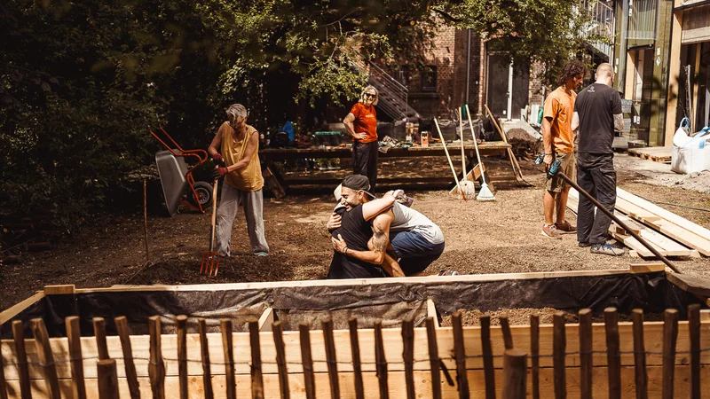 Menschen arbeiten fröhlich im Garten