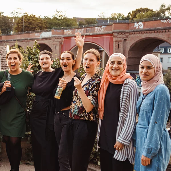 Foto einer Menschengruppe bei der Eröffnung des BOB-Campus