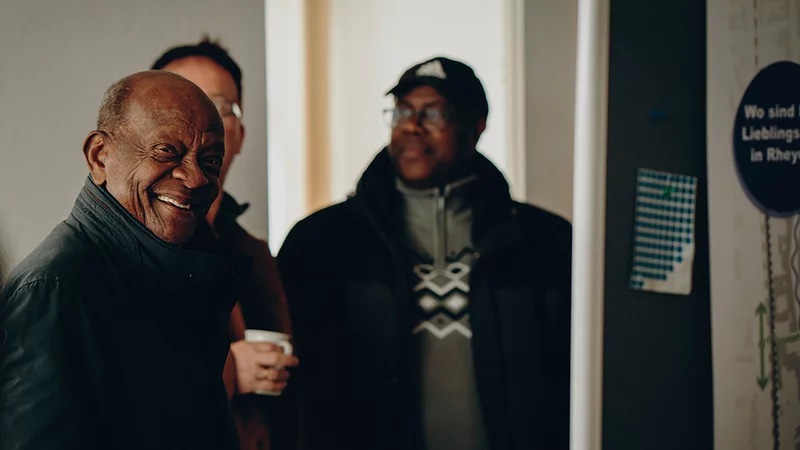 Kleine, gut gelaunte Menschengruppe steht im Kreis 