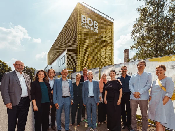 Gruppenfoto vor dem BOB-Campus