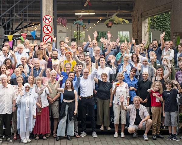 Großes Gruppenfoto vor Samtweberei