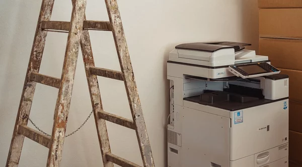 Handwerkerutensilien und eine Leiter in einem Büro