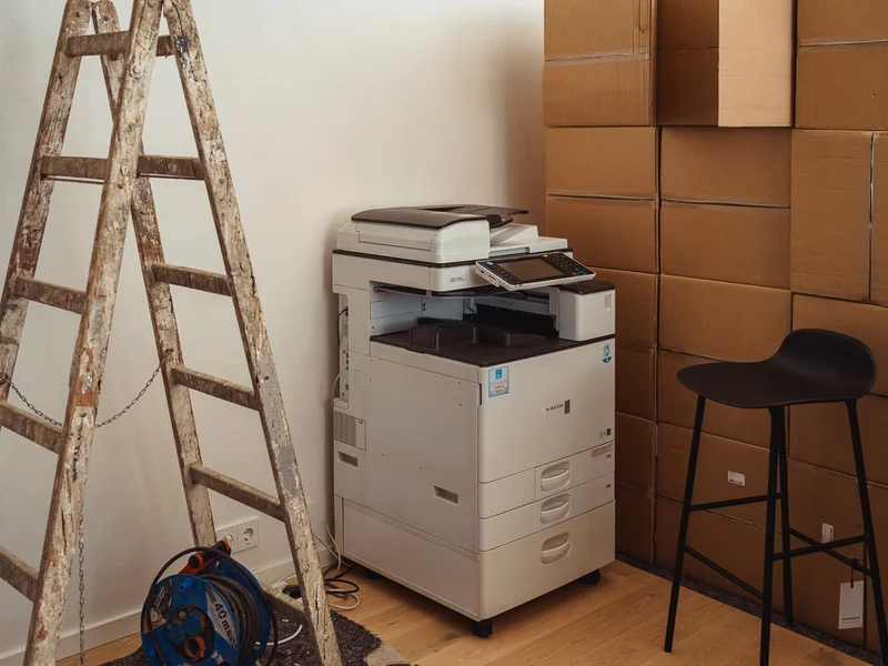 Handwerkerutensilien und eine Leiter in einem Büro