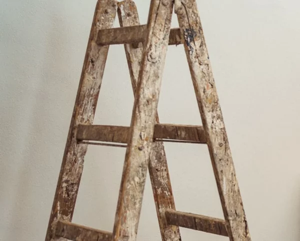 Handwerkerutensilien und eine Leiter in einem Büro