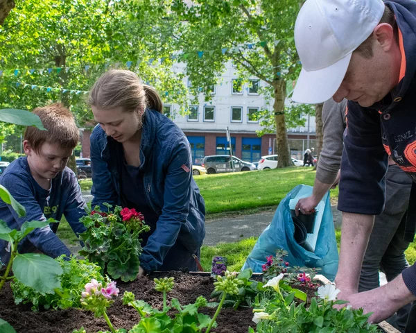 Kinder arbeiten an einem Beet