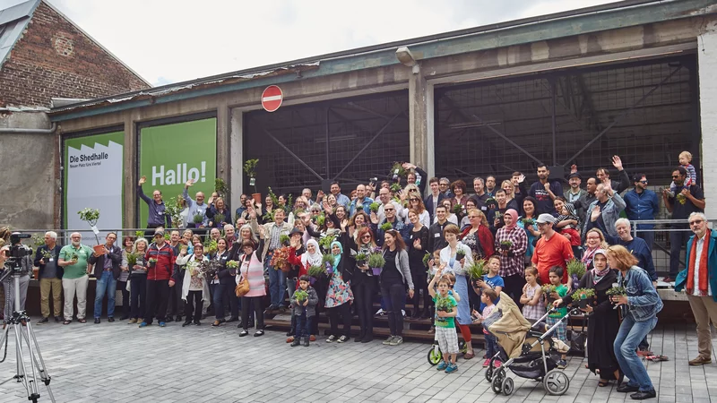 Großes Gruppenforo mit Menschen mit Pflanzen in der Hand