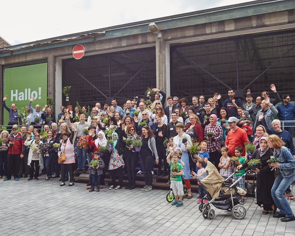 Großes Gruppenforo mit Menschen mit Pflanzen in der Hand