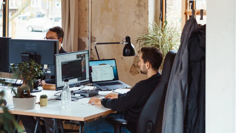 Büro in Raum, der sich noch im Bauzustand befindet, mit Menschen