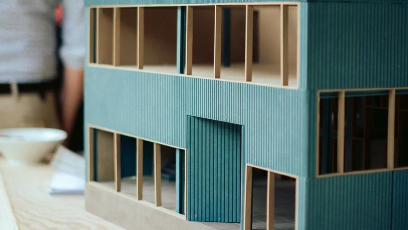 Ein Modell der HONSWERKSTATT steht auf einem Tisch.