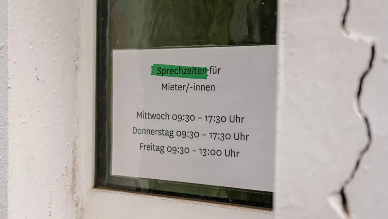 Mieter*innen-Sprchzeiten sind gut sichtbar an einem Fenster angebracht