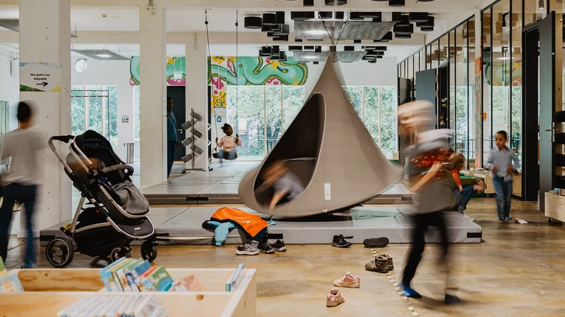 Ein großer Raum mit Spielgerät und Kindern