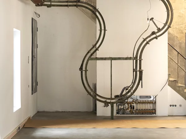 Metallkonstruktion auf einer Baustelle, drinnen