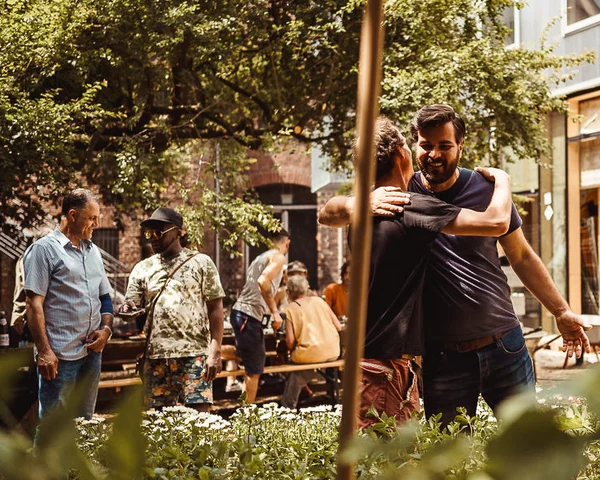 Fröhliche Menschen bei einer Gartenaktion