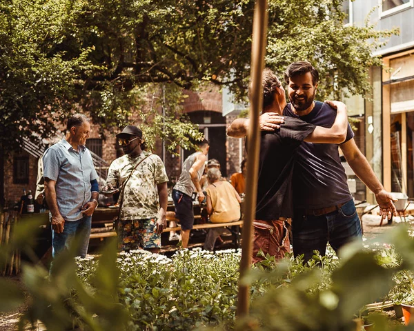 Fröhliche Menschen bei einer Gartenaktion