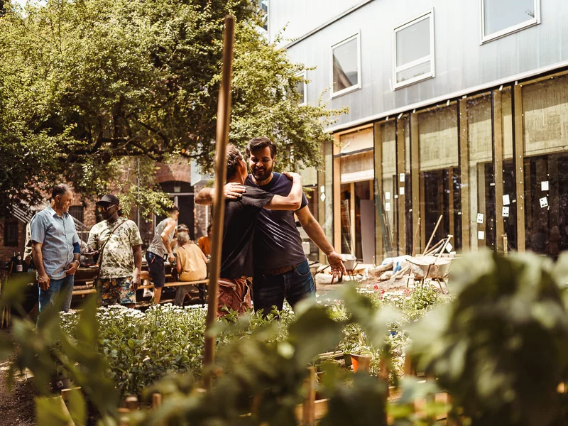 Fröhliche Menschen bei einer Gartenaktion