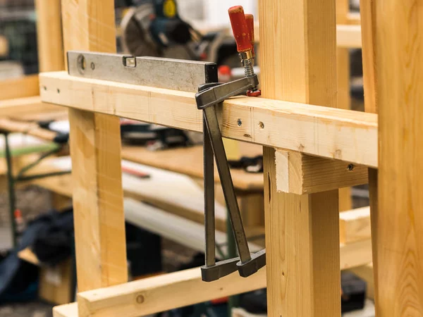 Werkzeige auf Holzgerüst