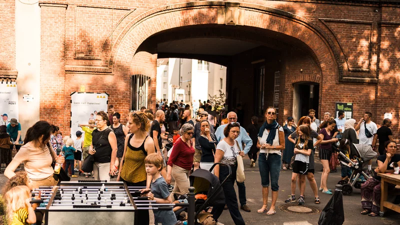 Ein Sommerfest vor einem Backsteintor mit einem Tischkicker