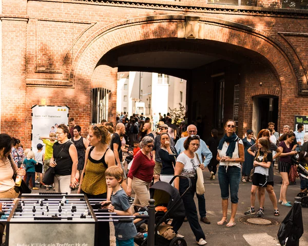 Ein Sommerfest vor einem Backsteintor mit einem Tischkicker