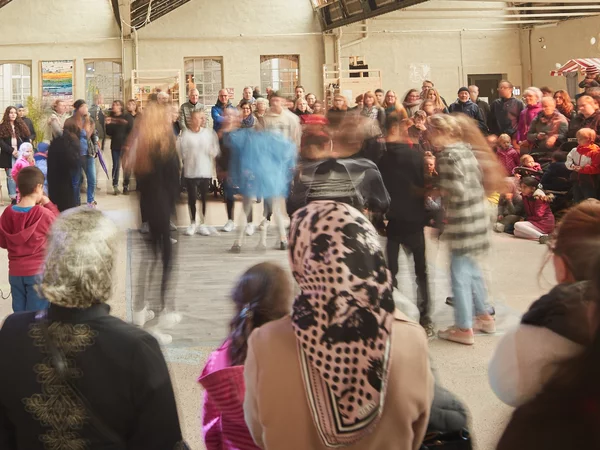 Viele Menschen bewegen sich durch die Shedhalle der Samtwerebei in Krefeld