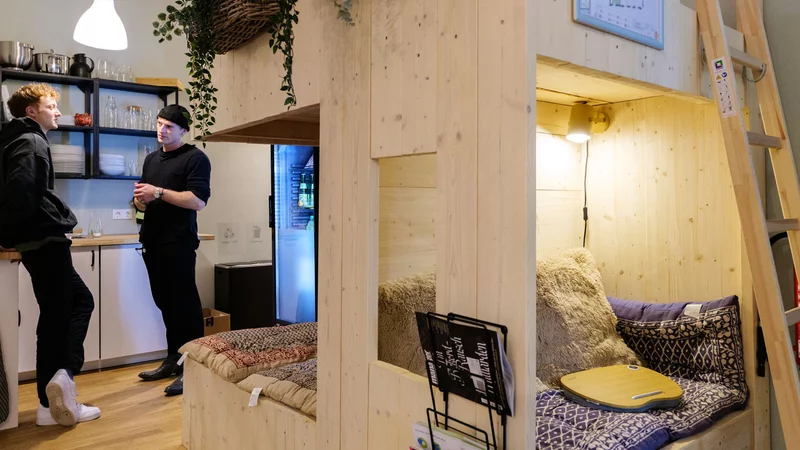 Zwei Menschen unterhalten sich in modernem Wohnzimmer